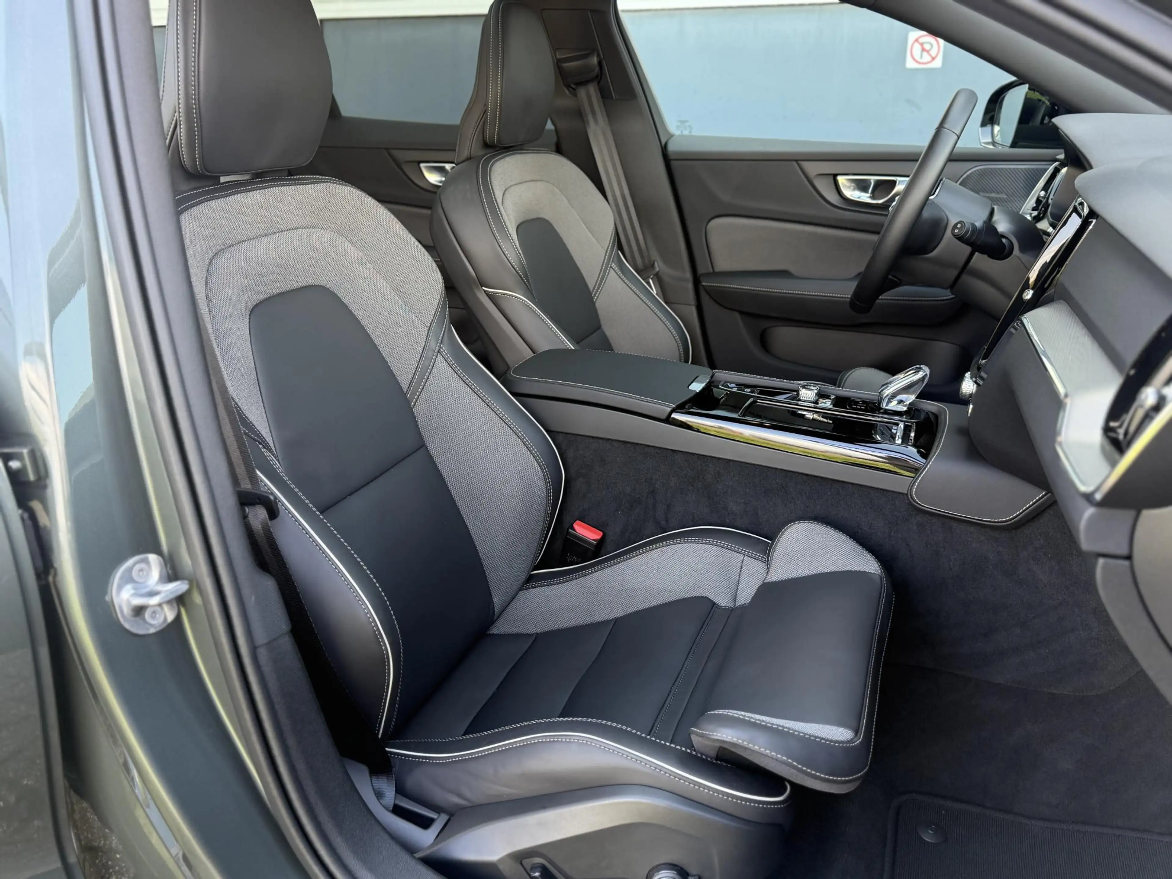Volvo V60 2.0 T8 Plug-in hybrid AWD Ultra Dark | SOH:100% | — photo 5