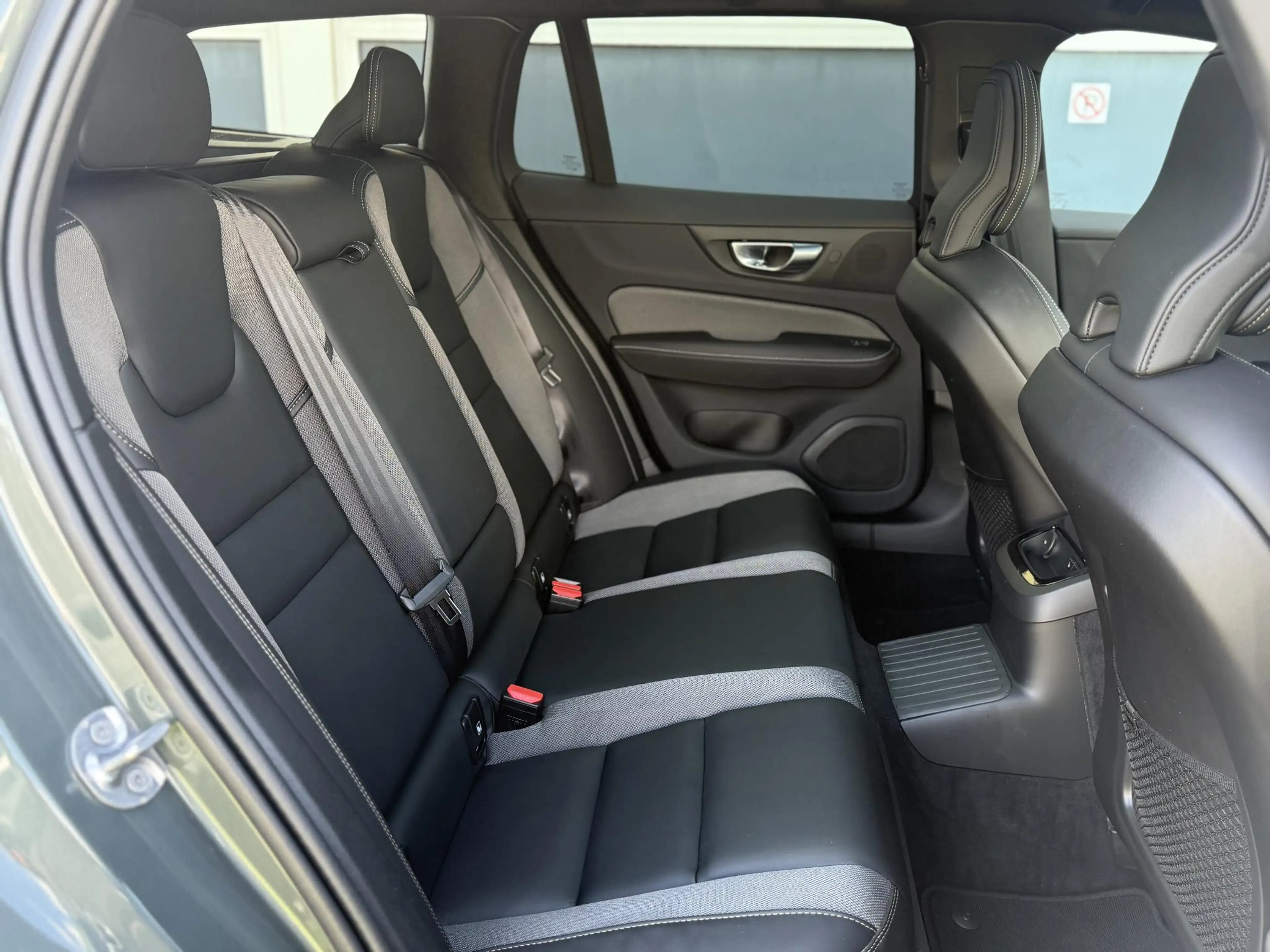 Volvo V60 2.0 T8 Plug-in hybrid AWD Ultra Dark | SOH:100% | — photo 6