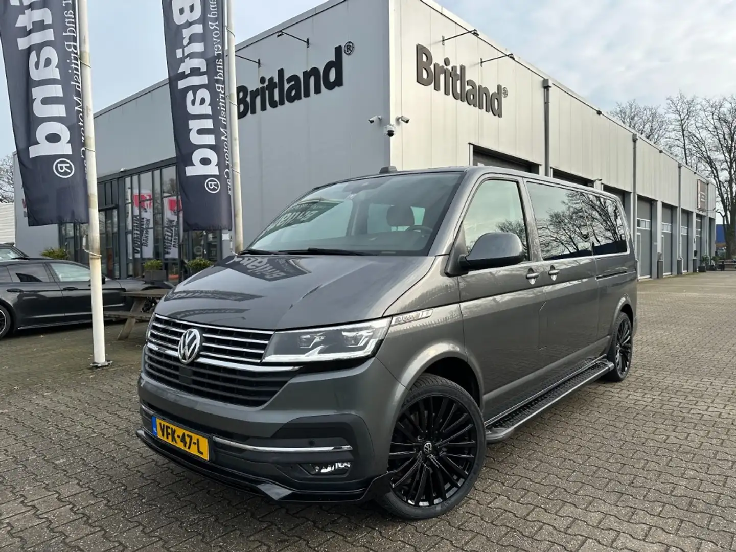 Volkswagen Transporter 2.0 TDI 199pk DSG BULLI DC bj2020 *Led *Virtual co Grau - 1