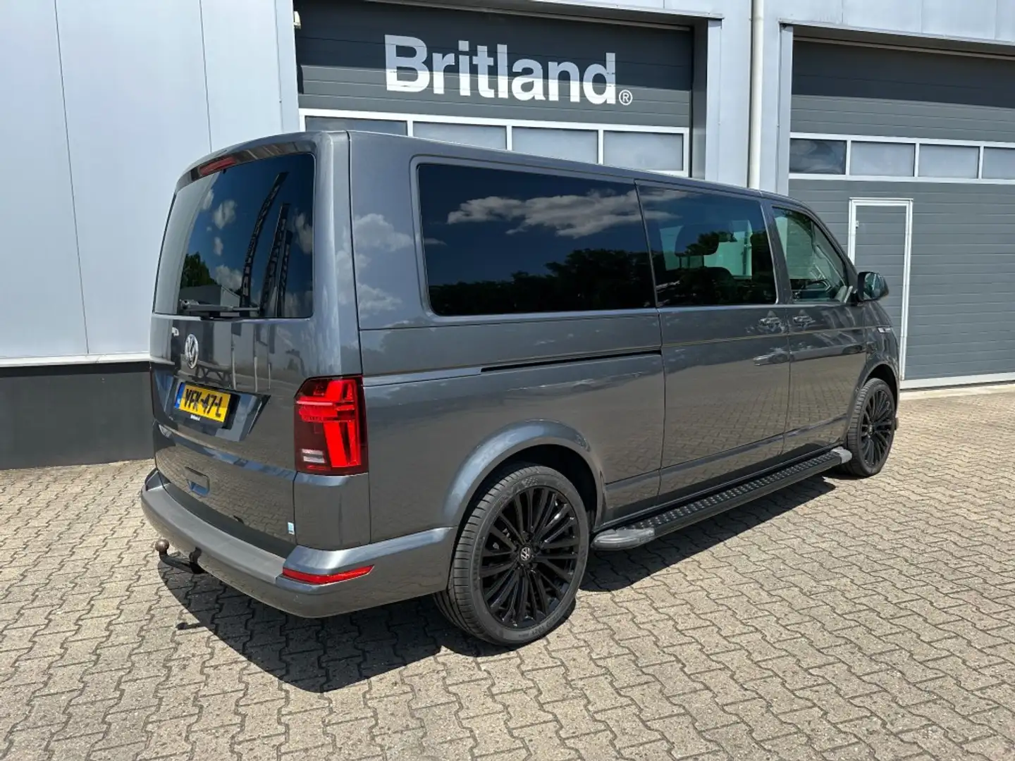 Volkswagen Transporter 2.0 TDI 199pk DSG BULLI DC bj2020 *Led *Virtual co Grijs - 2