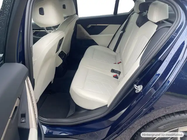 BMW 5 Series view 10