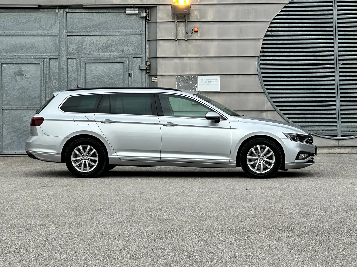 Volkswagen Passat Variant 2,0 SCR TDI DSG Business / Aut. / ACC / 1.Besitz Grau - 1