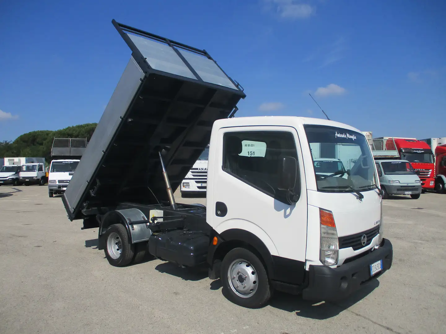 Nissan Cabstar 35-15 ''3000 150 CV'' RIBALTABILE TRILATERALE Weiß - 1