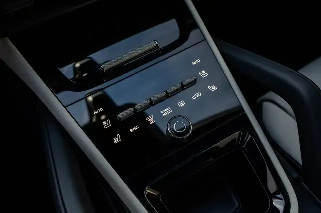 Porsche Cayenne view 8