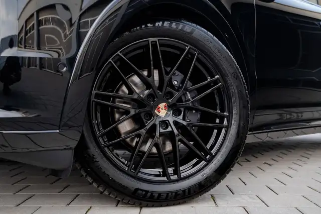 Porsche Cayenne view 4