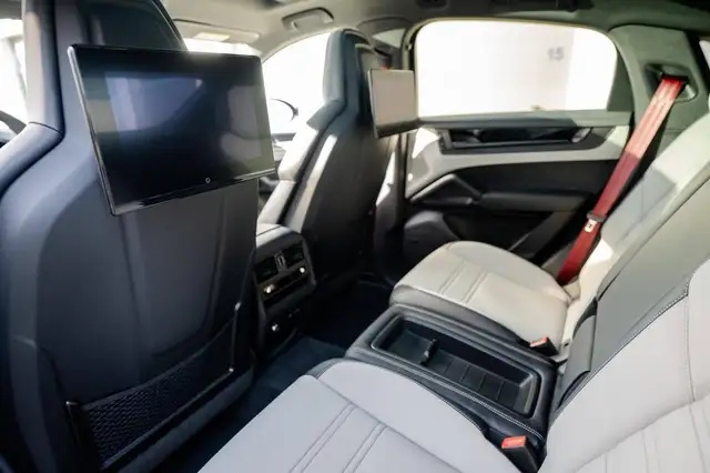 Porsche Cayenne view 11