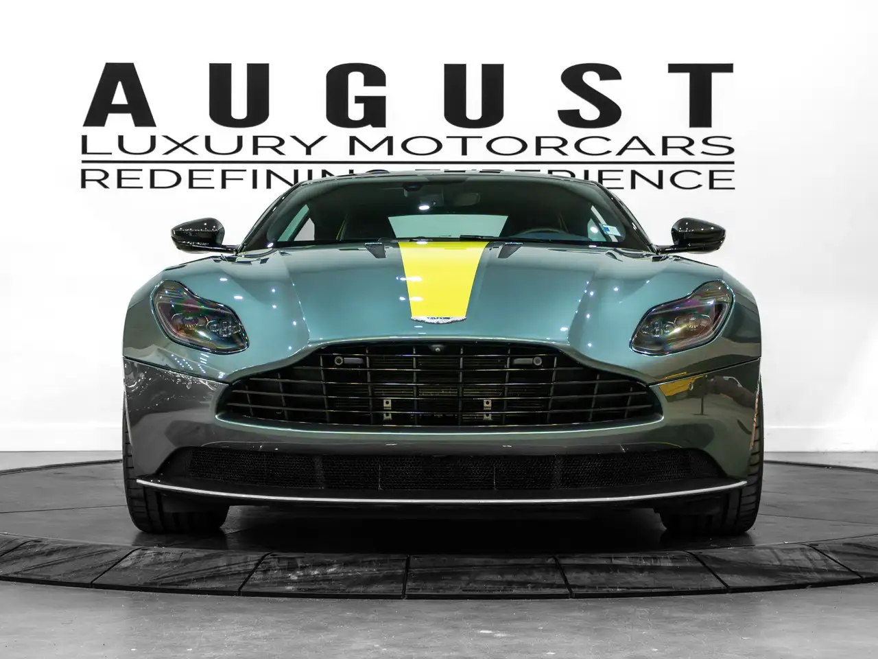 Aston Martin DB11 снимка Aston Martin DB11