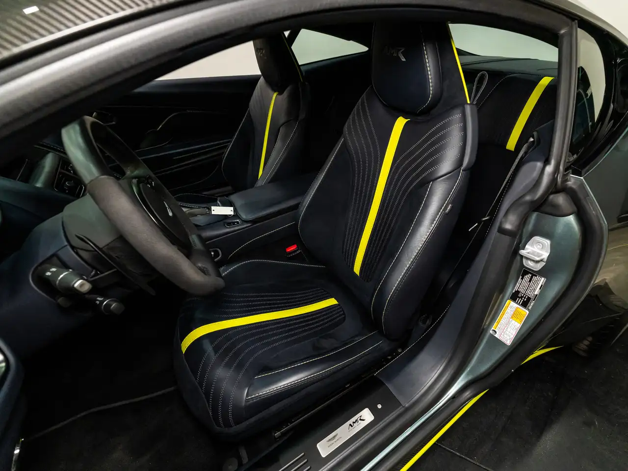 Aston Martin DB11 снимка Aston Martin DB11