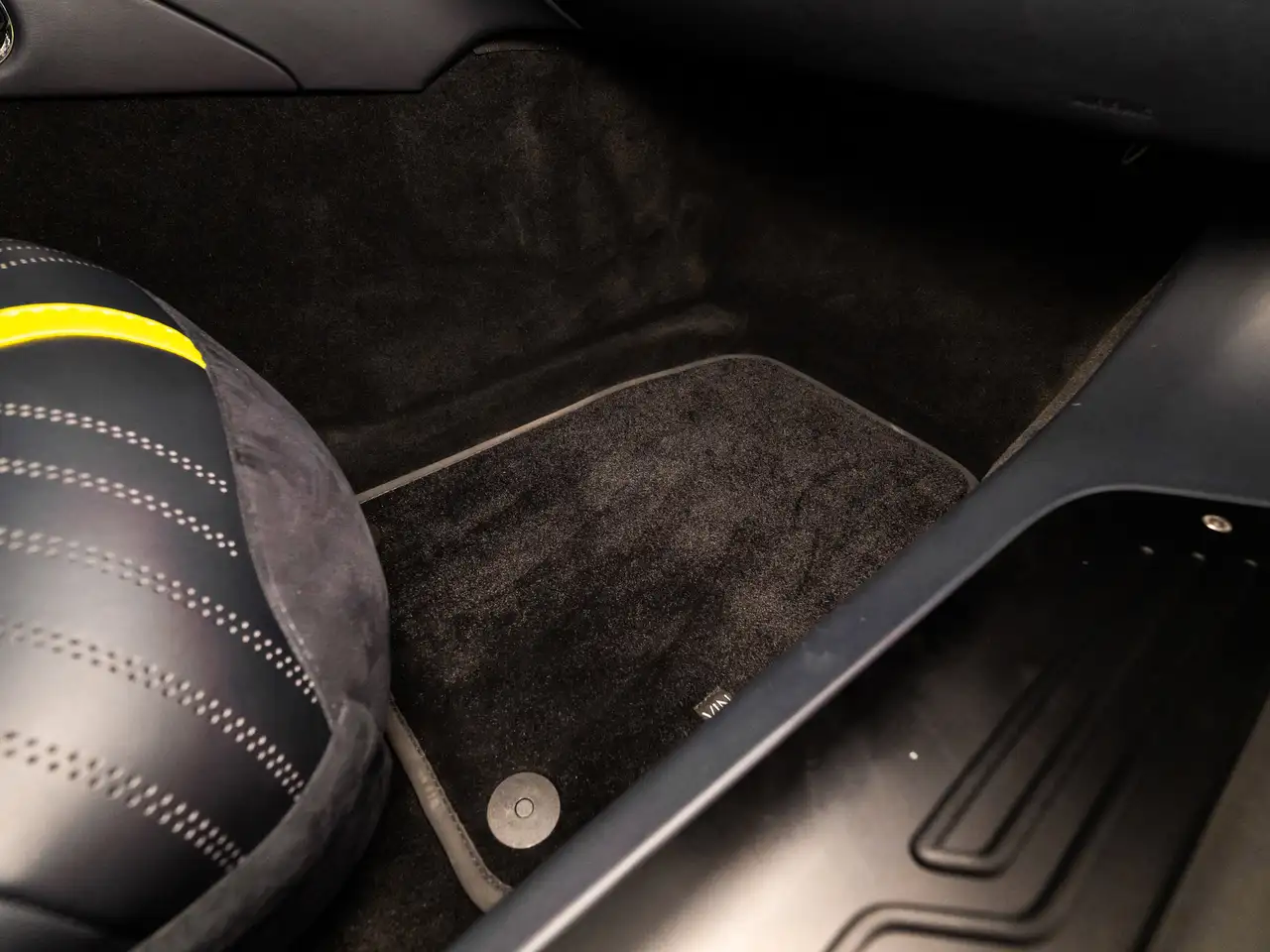 Aston Martin DB11 снимка Aston Martin DB11
