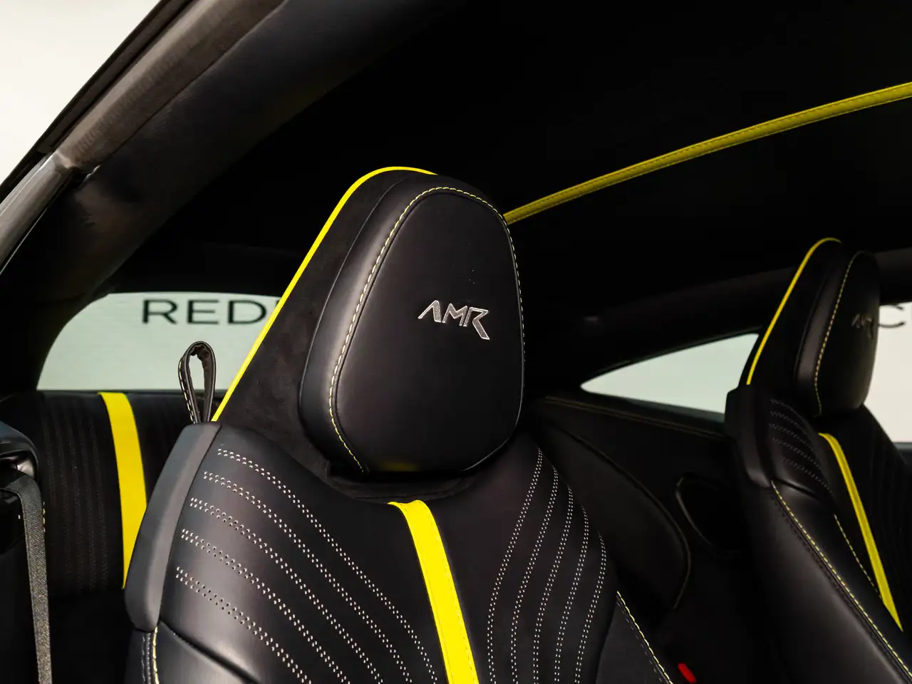 Aston Martin DB11 снимка Aston Martin DB11