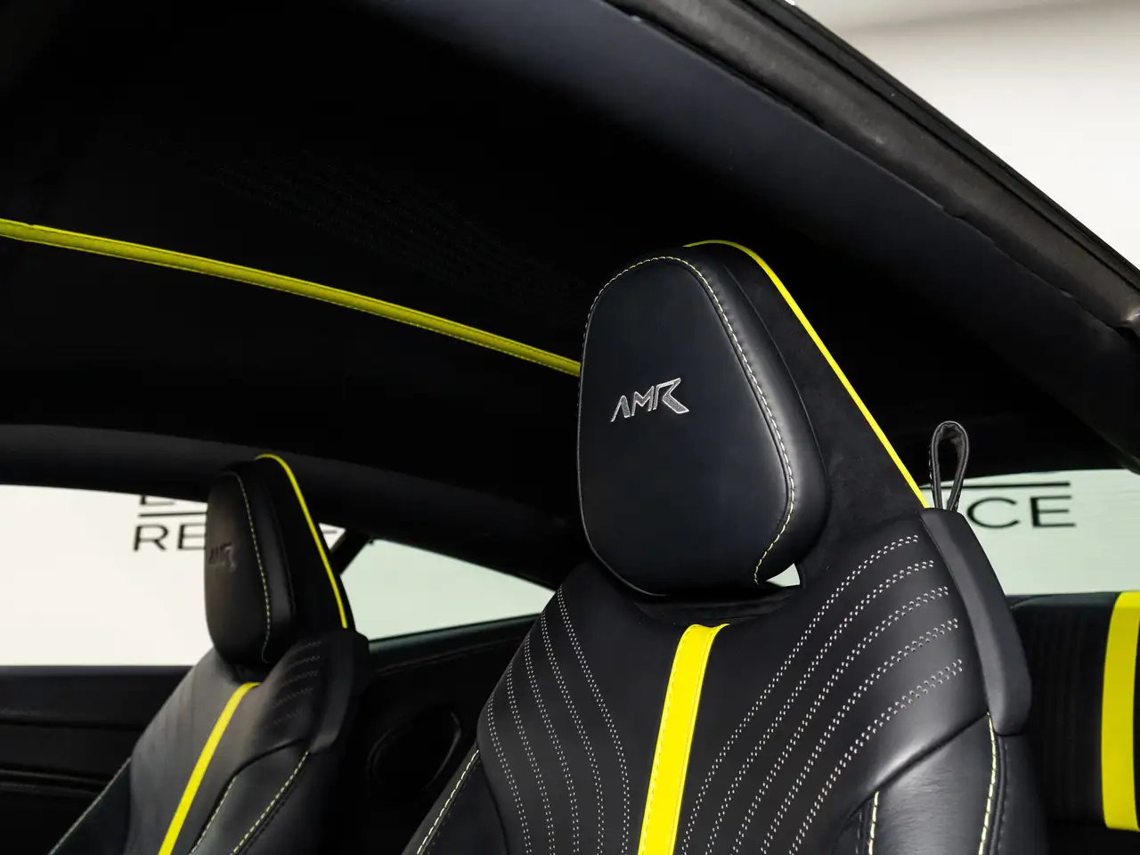 Aston Martin DB11 снимка Aston Martin DB11