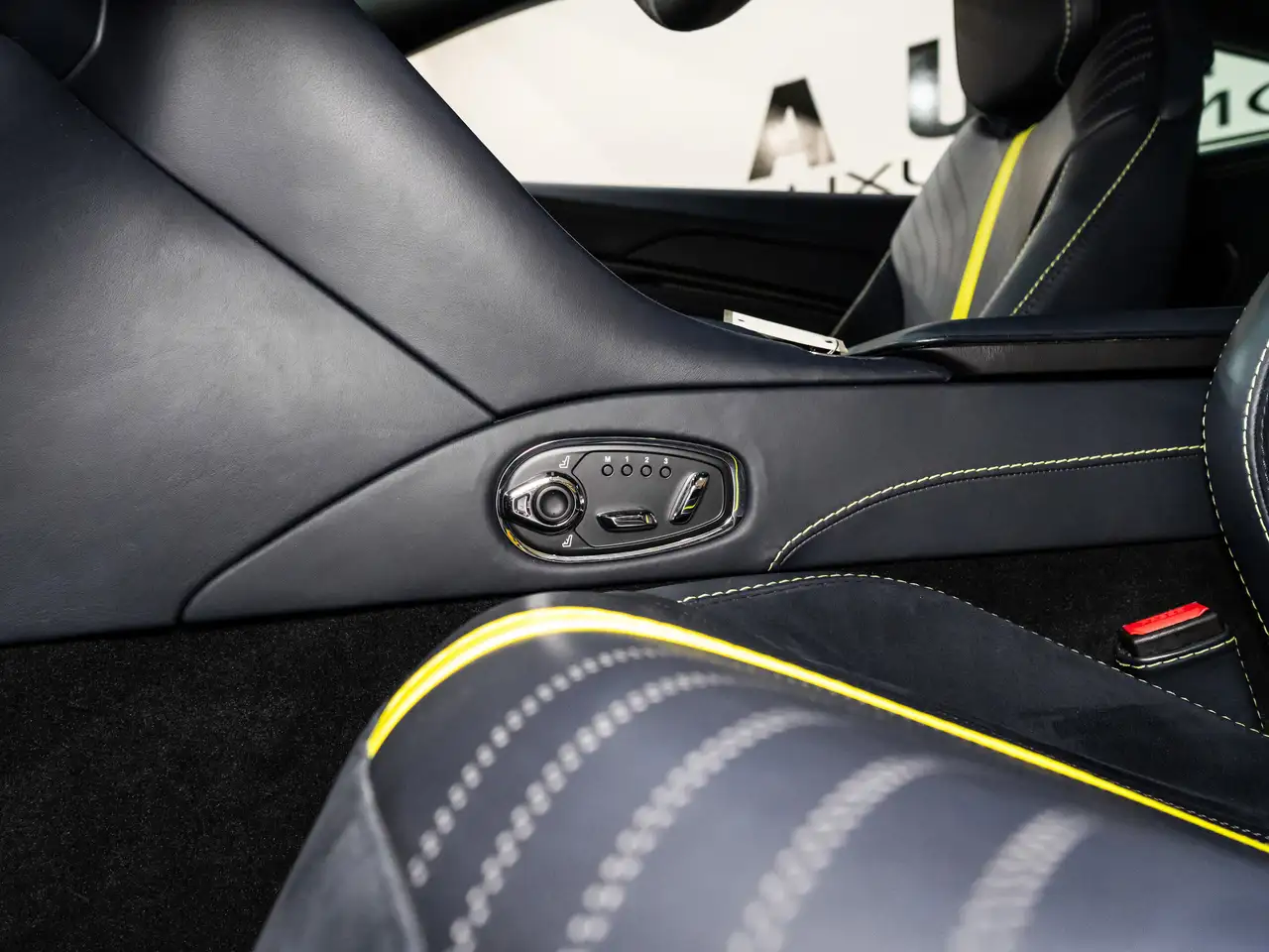 Aston Martin DB11 снимка Aston Martin DB11