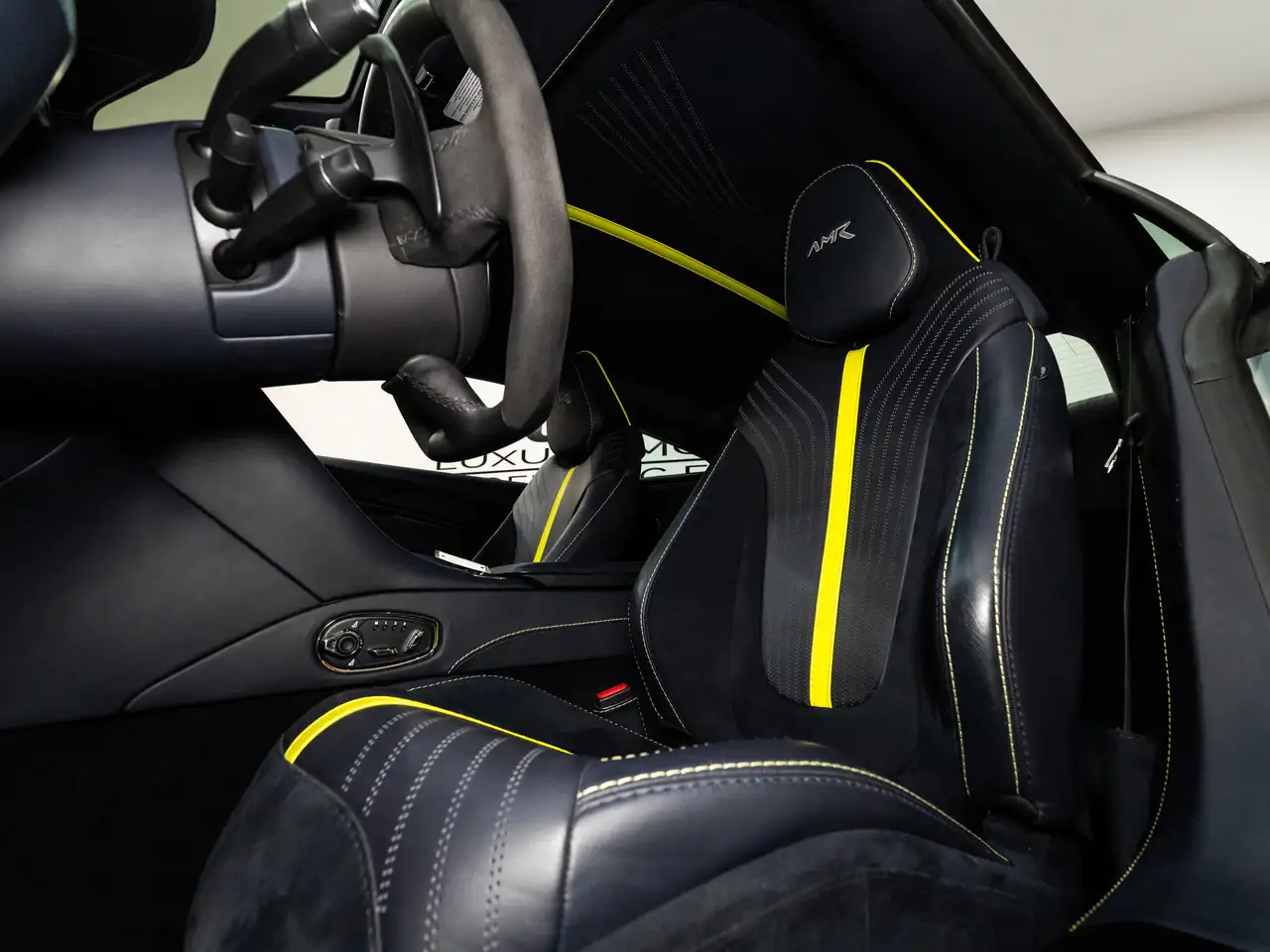 Aston Martin DB11 снимка Aston Martin DB11