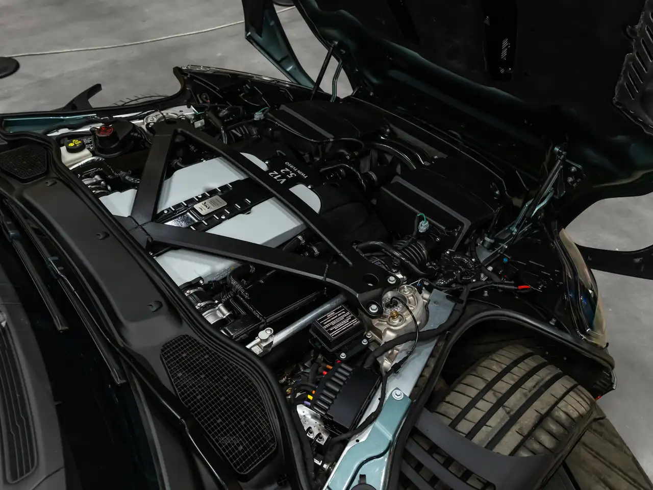Aston Martin DB11 снимка Aston Martin DB11