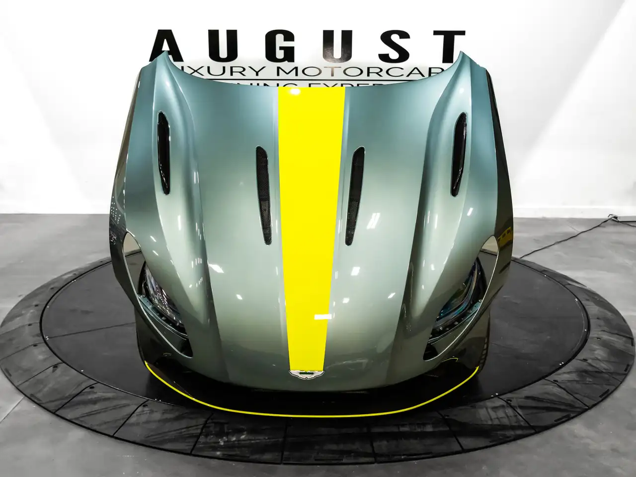 Aston Martin DB11 снимка Aston Martin DB11