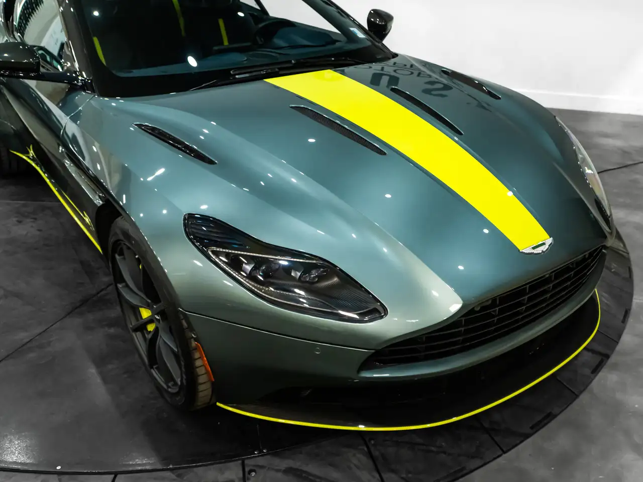 Aston Martin DB11 снимка Aston Martin DB11