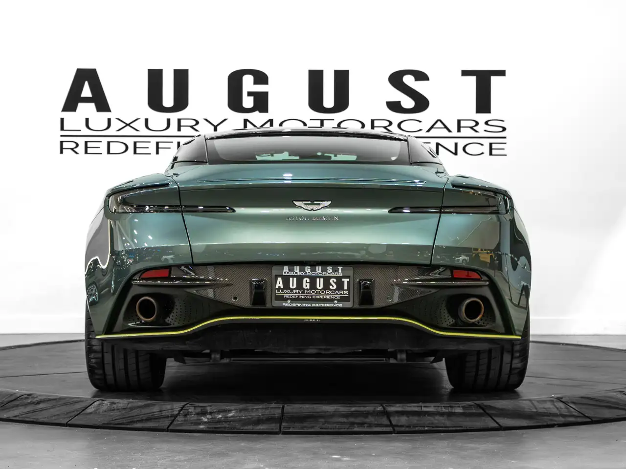 Aston Martin DB11 снимка Aston Martin DB11