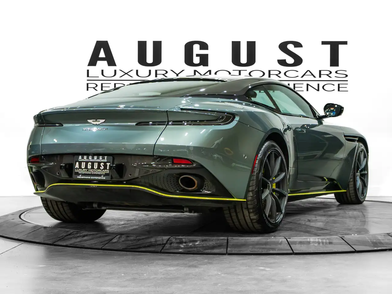 Aston Martin DB11 снимка Aston Martin DB11