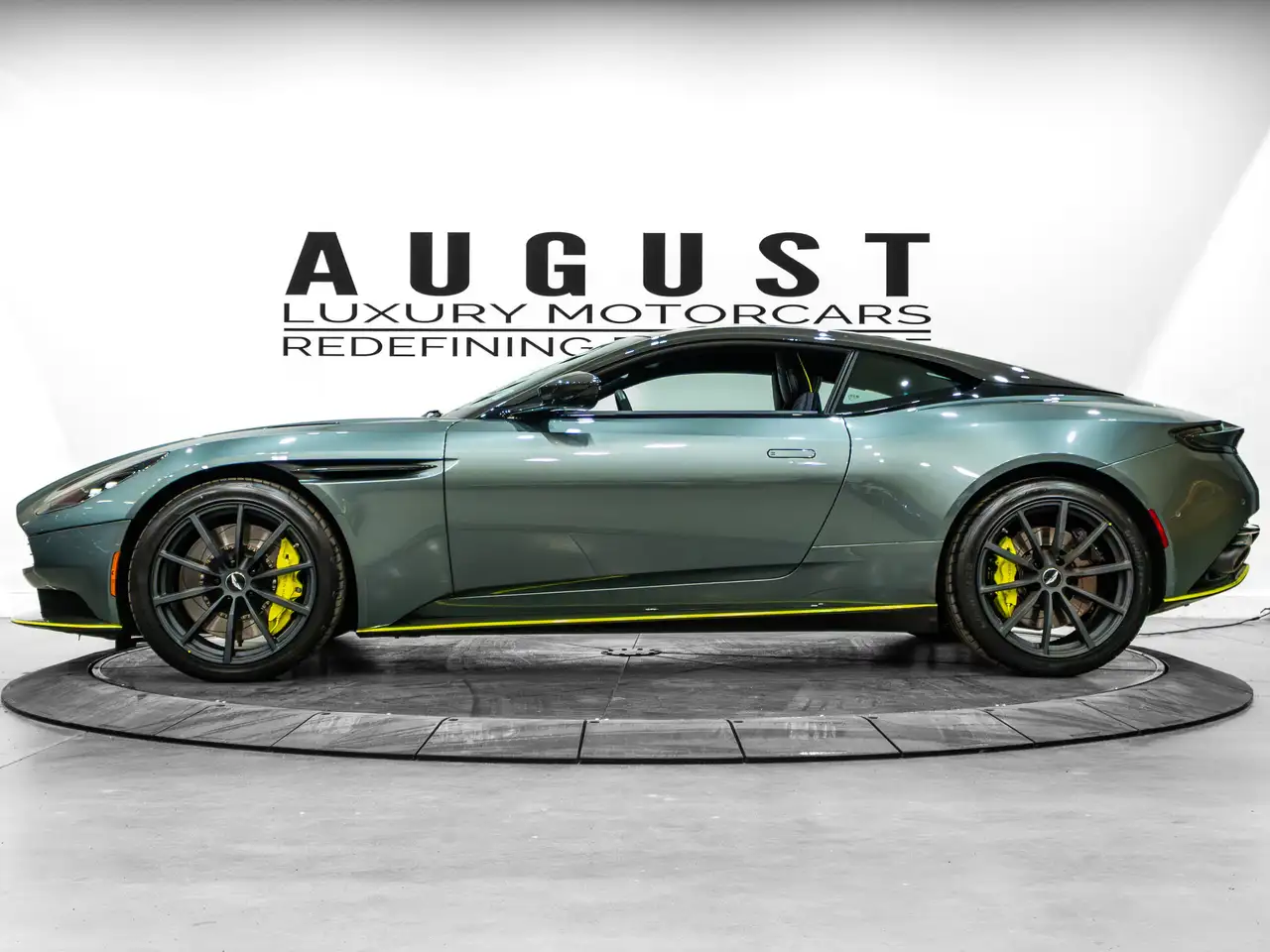 Aston Martin DB11 снимка Aston Martin DB11