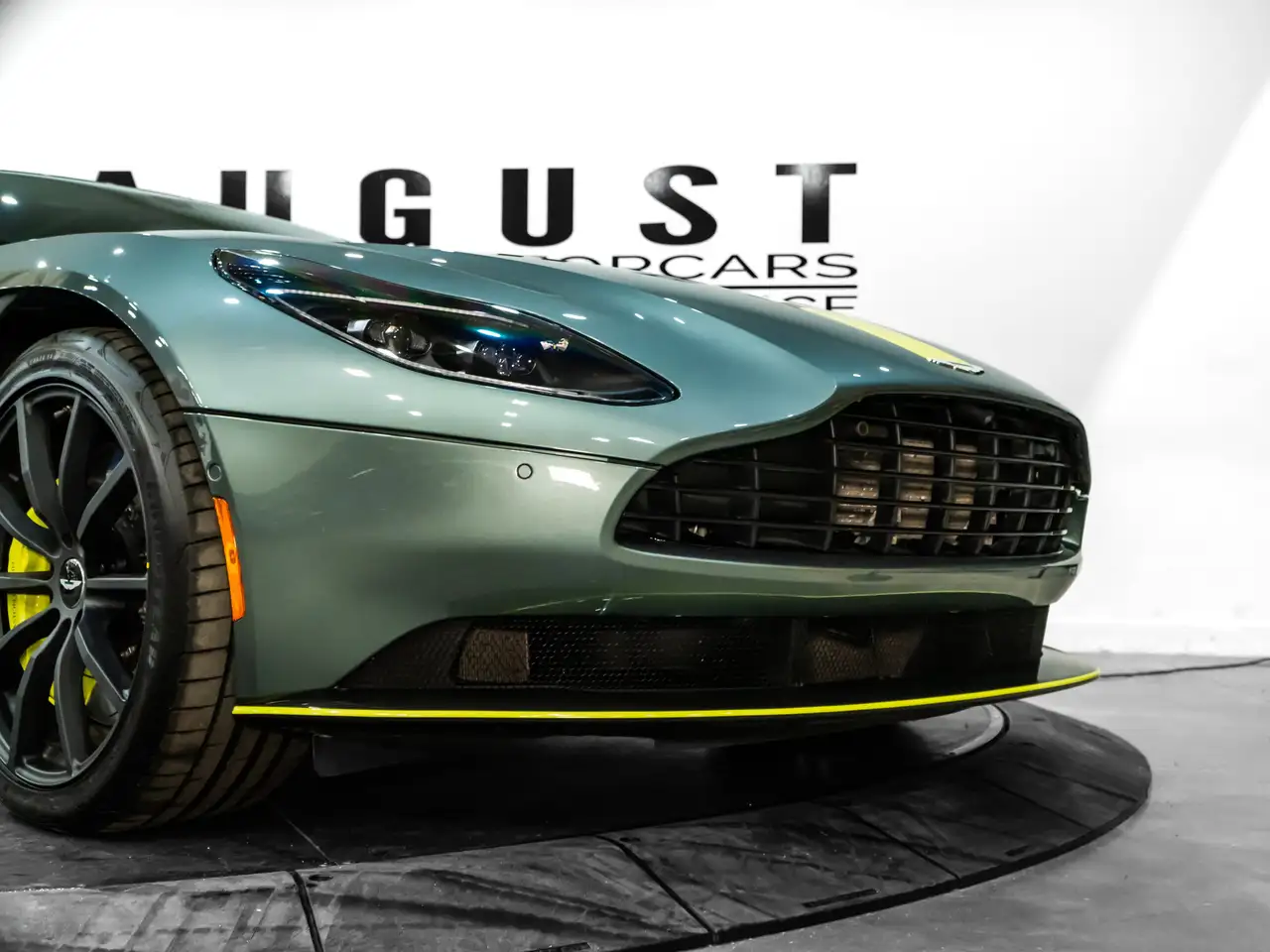 Aston Martin DB11 снимка Aston Martin DB11
