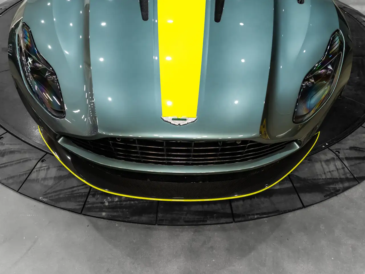 Aston Martin DB11 снимка Aston Martin DB11
