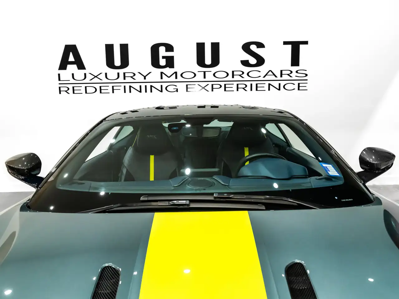 Aston Martin DB11 снимка Aston Martin DB11