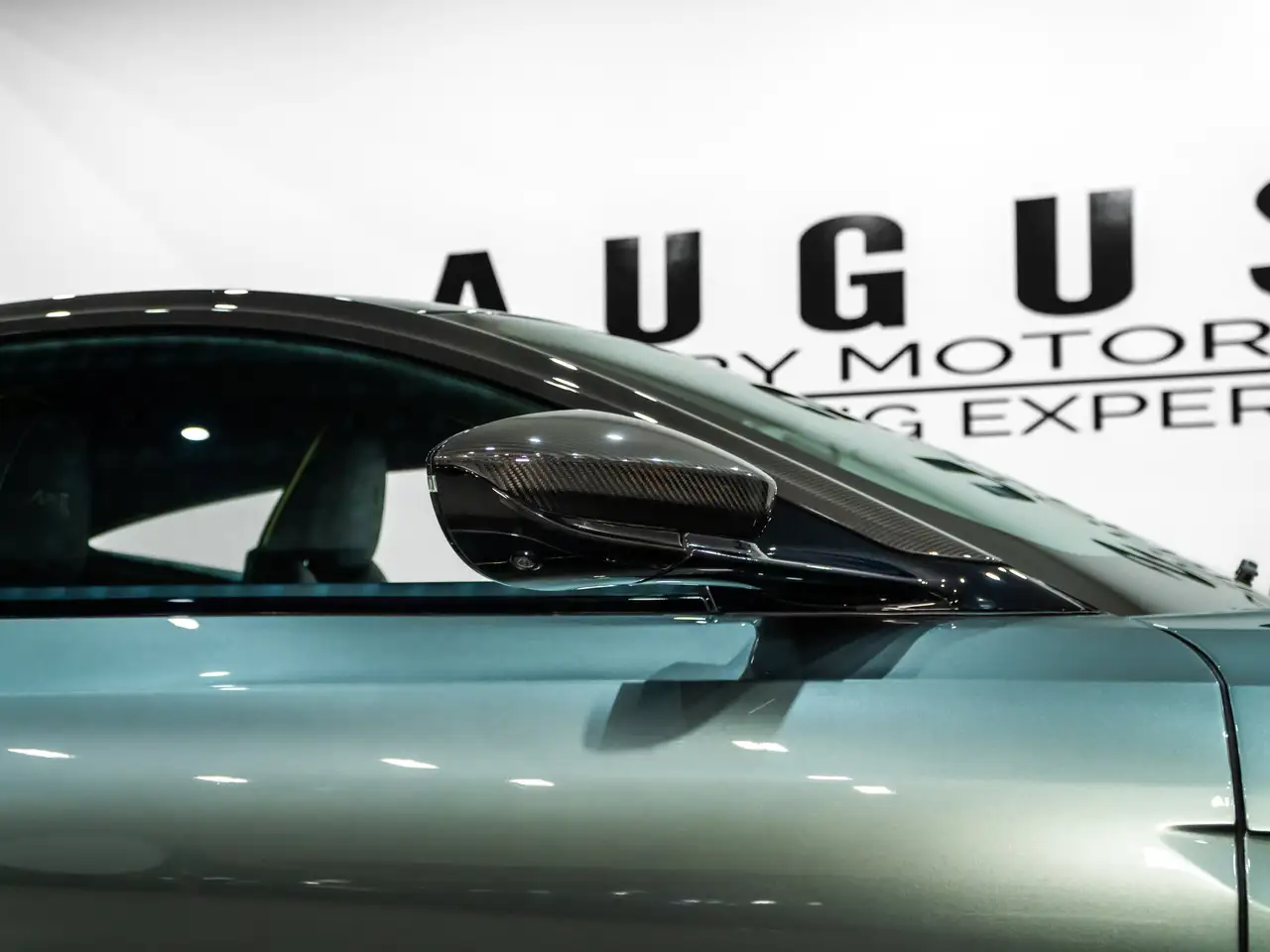 Aston Martin DB11 снимка Aston Martin DB11