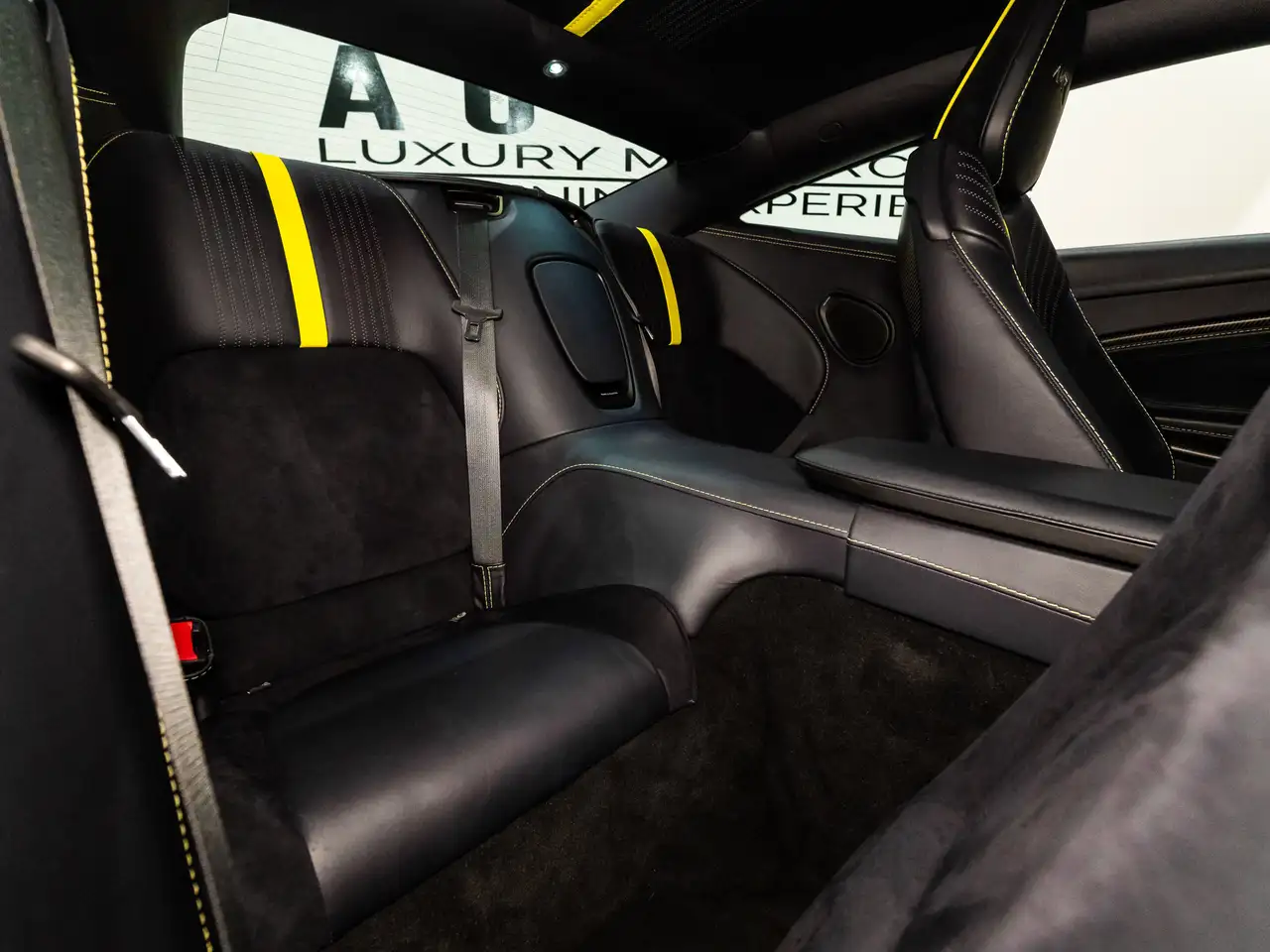 Aston Martin DB11 снимка Aston Martin DB11