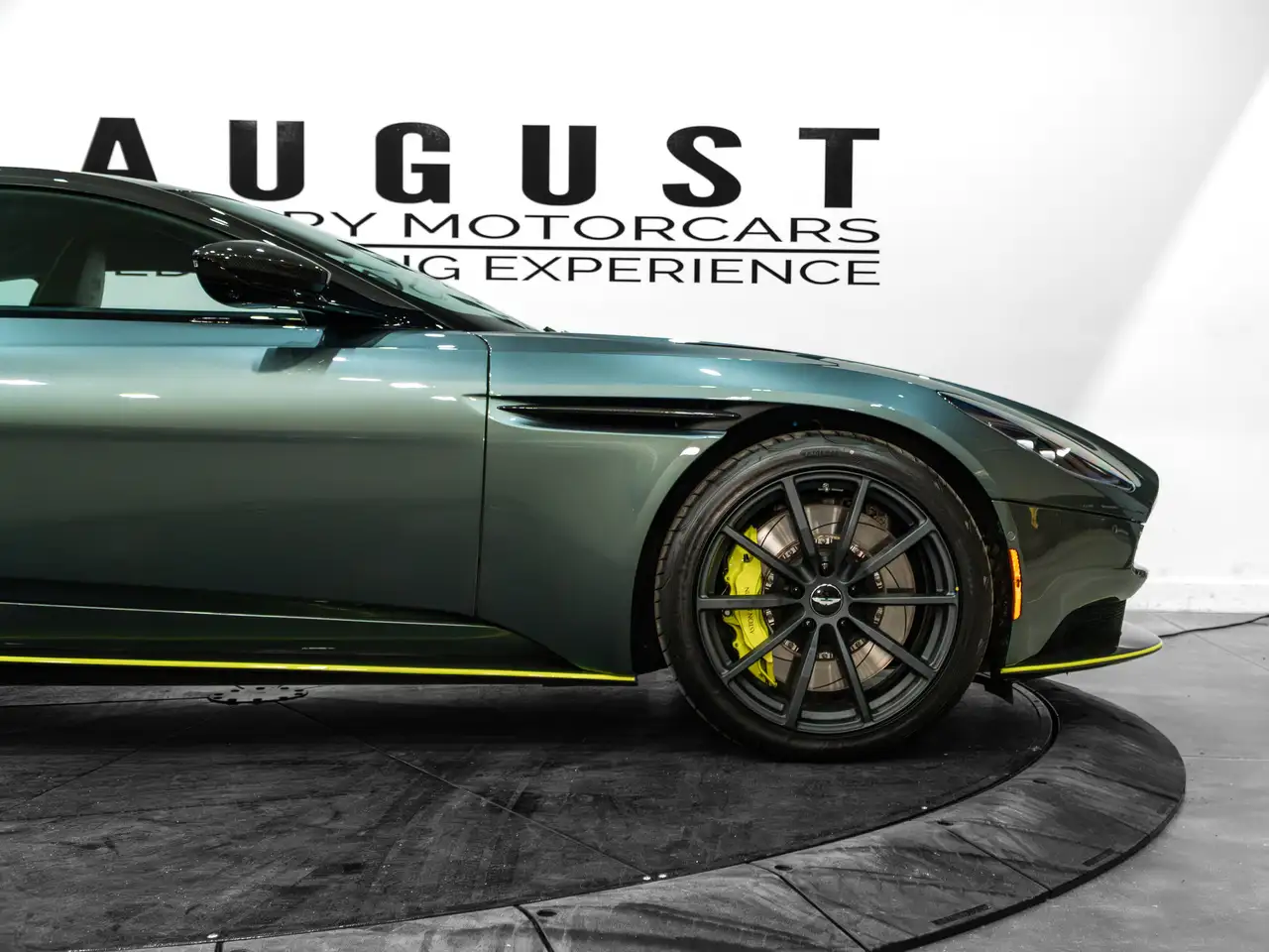 Aston Martin DB11 снимка Aston Martin DB11