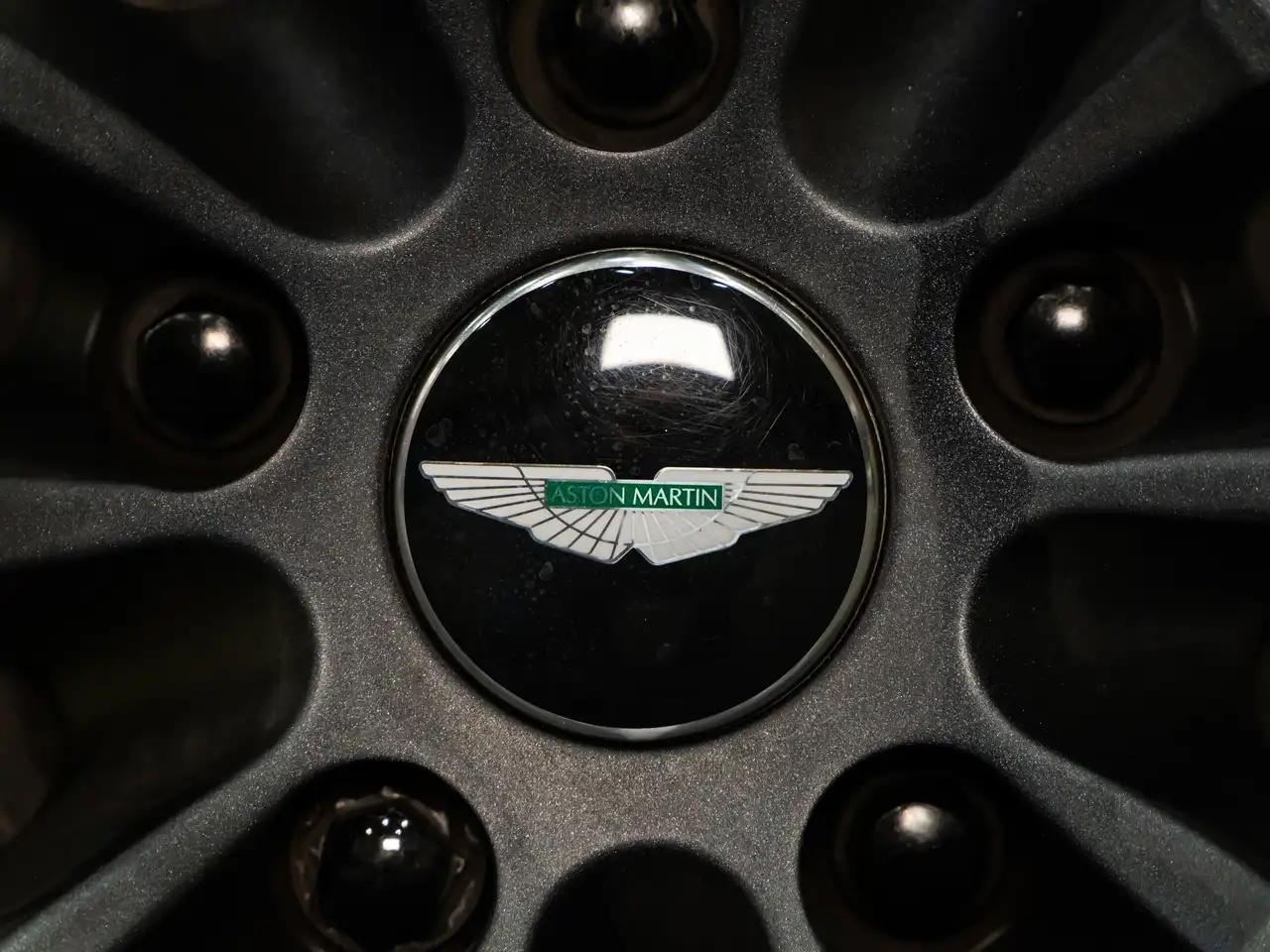Aston Martin DB11 снимка Aston Martin DB11