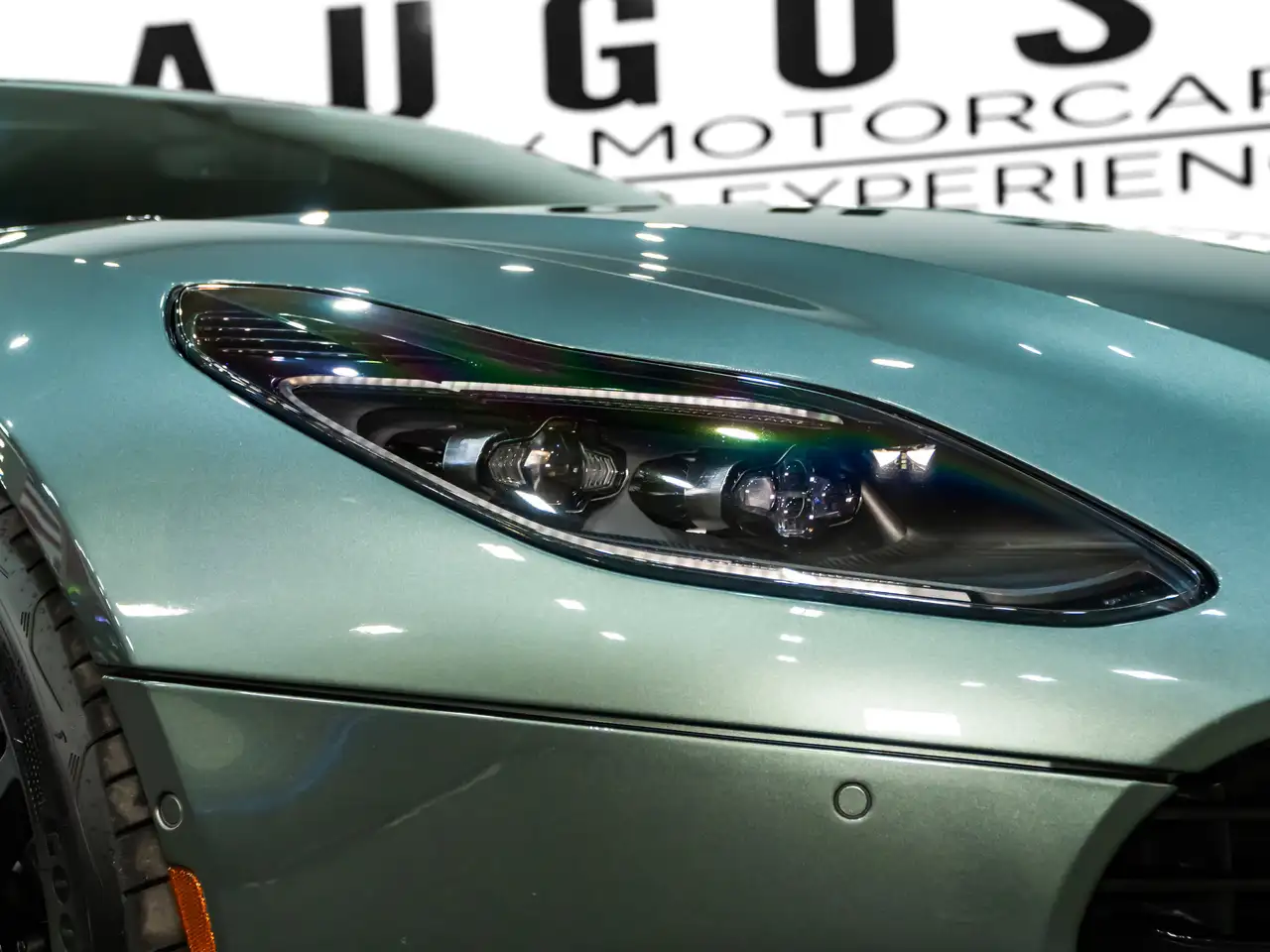 Aston Martin DB11 снимка Aston Martin DB11