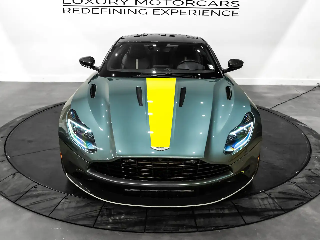 Aston Martin DB11 снимка Aston Martin DB11