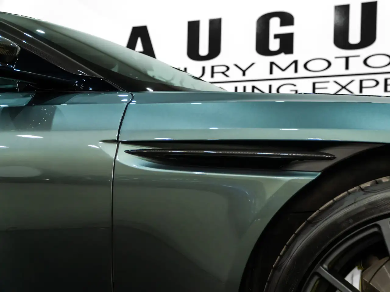 Aston Martin DB11 снимка Aston Martin DB11