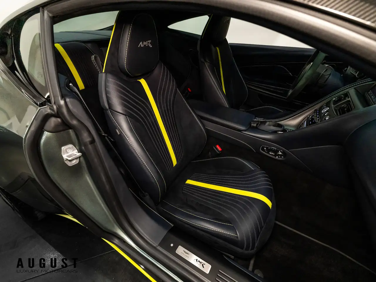 Aston Martin DB11 снимка Aston Martin DB11