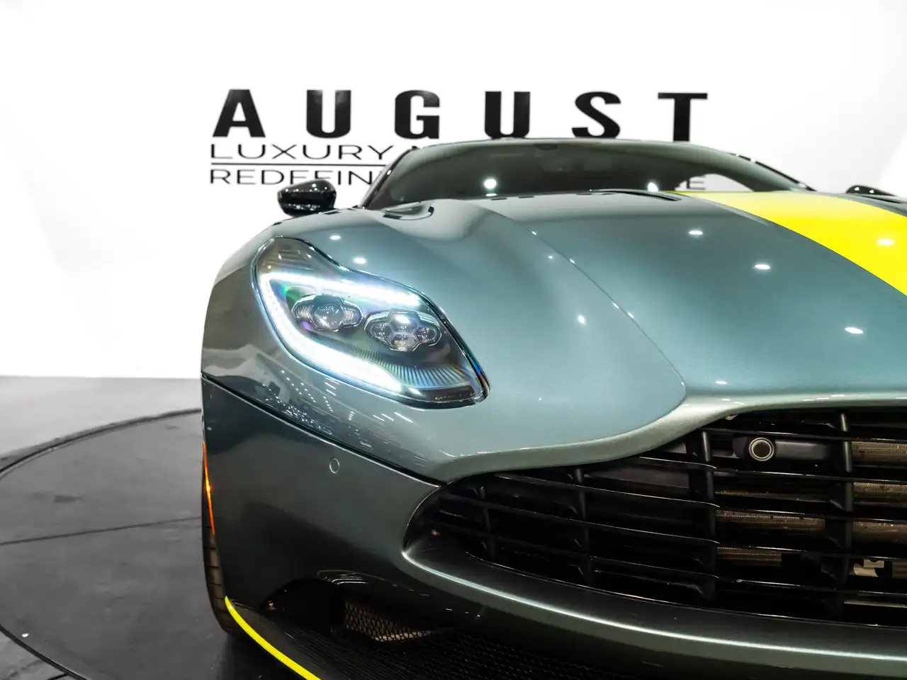 Aston Martin DB11 снимка Aston Martin DB11