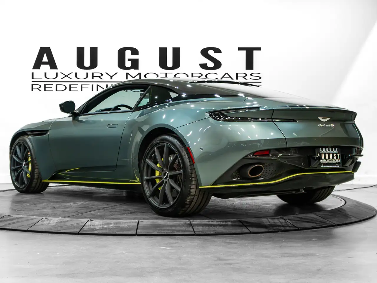 Aston Martin DB11 снимка Aston Martin DB11
