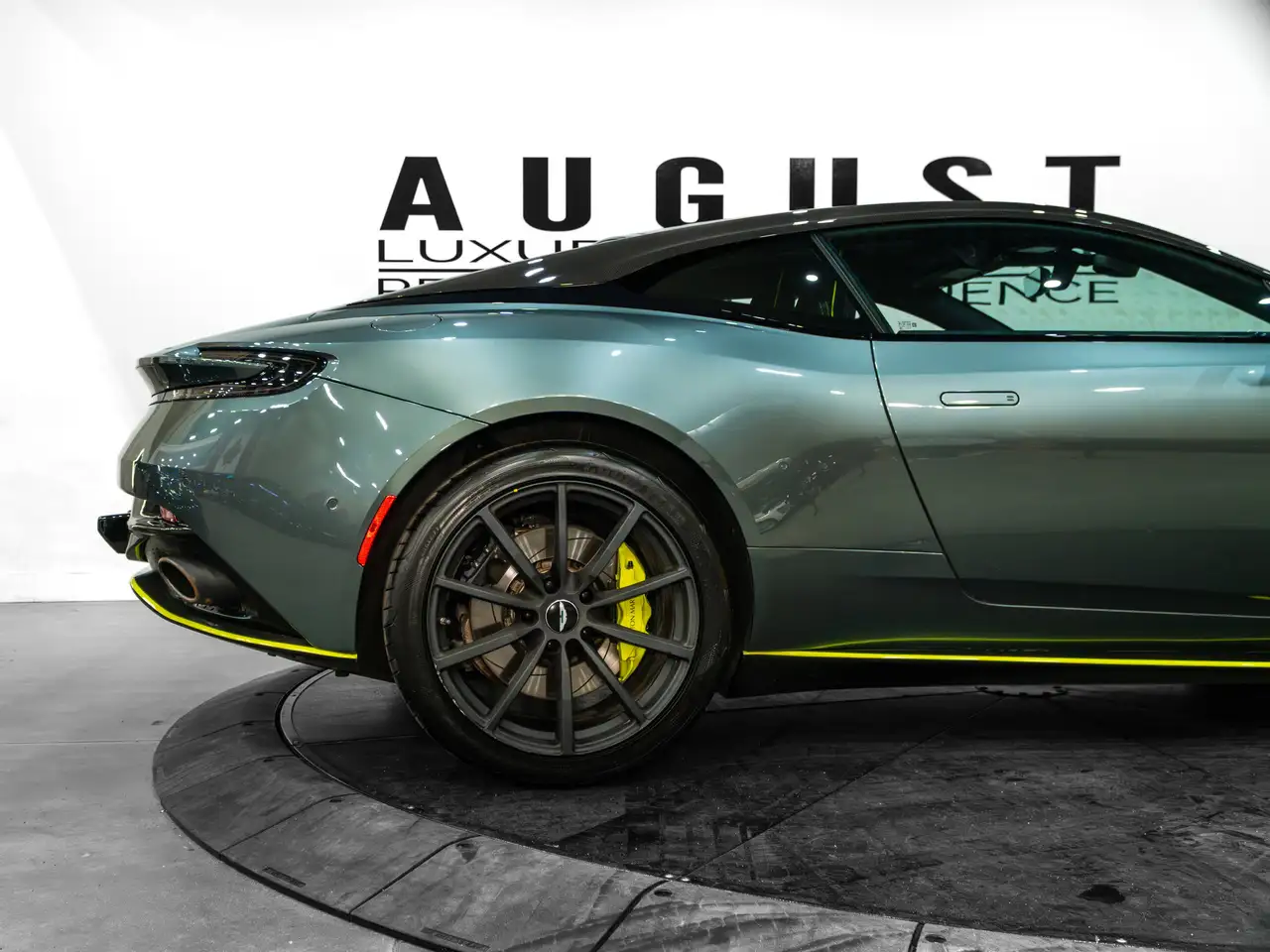 Aston Martin DB11 снимка Aston Martin DB11