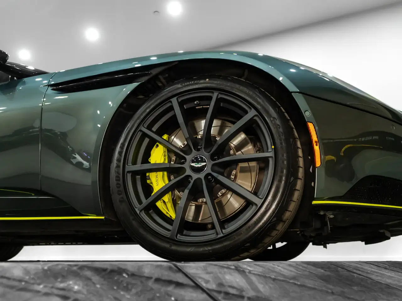 Aston Martin DB11 снимка Aston Martin DB11