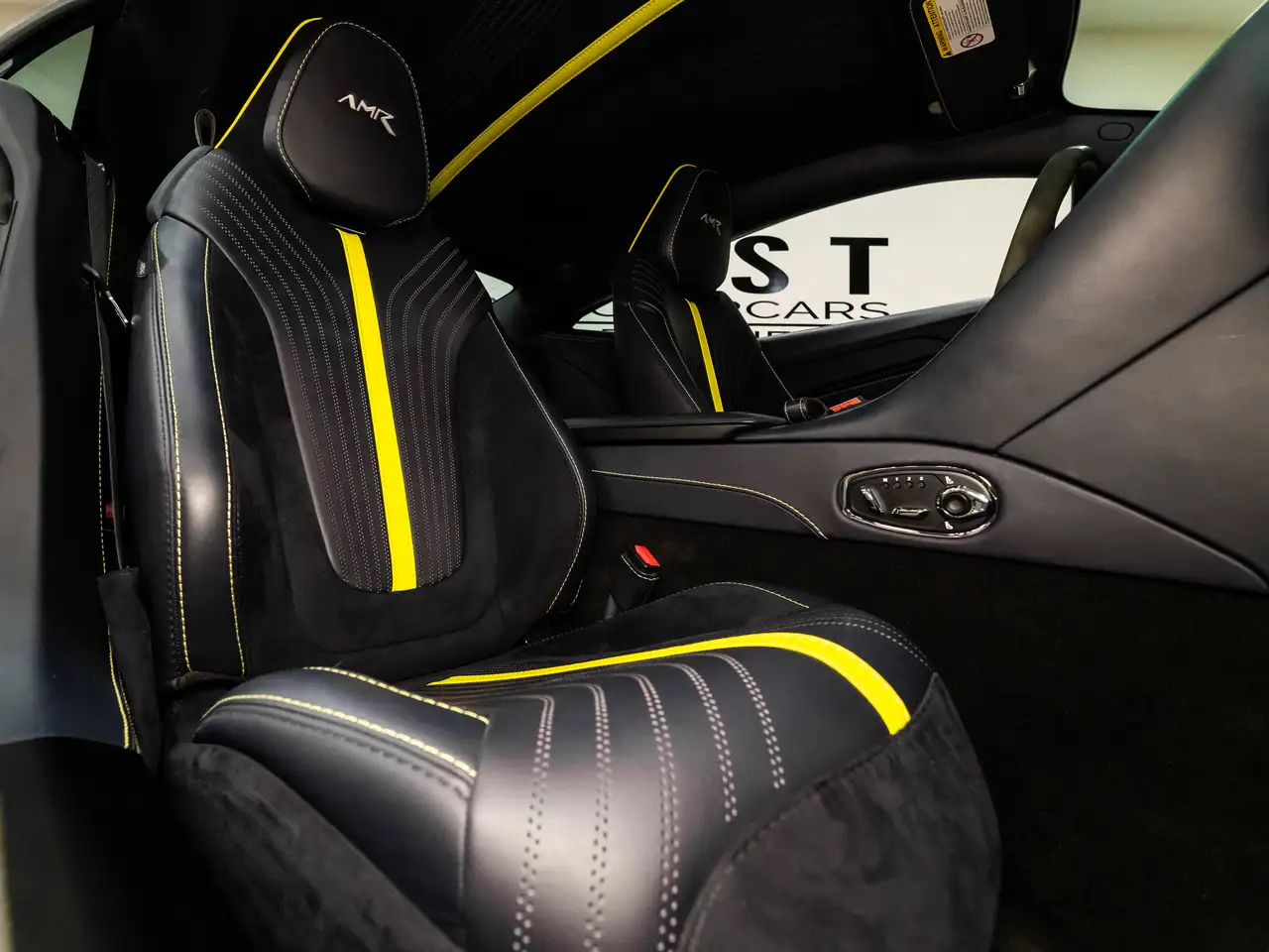 Aston Martin DB11 снимка Aston Martin DB11