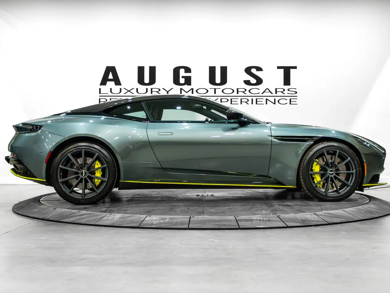 Aston Martin DB11 снимка Aston Martin DB11