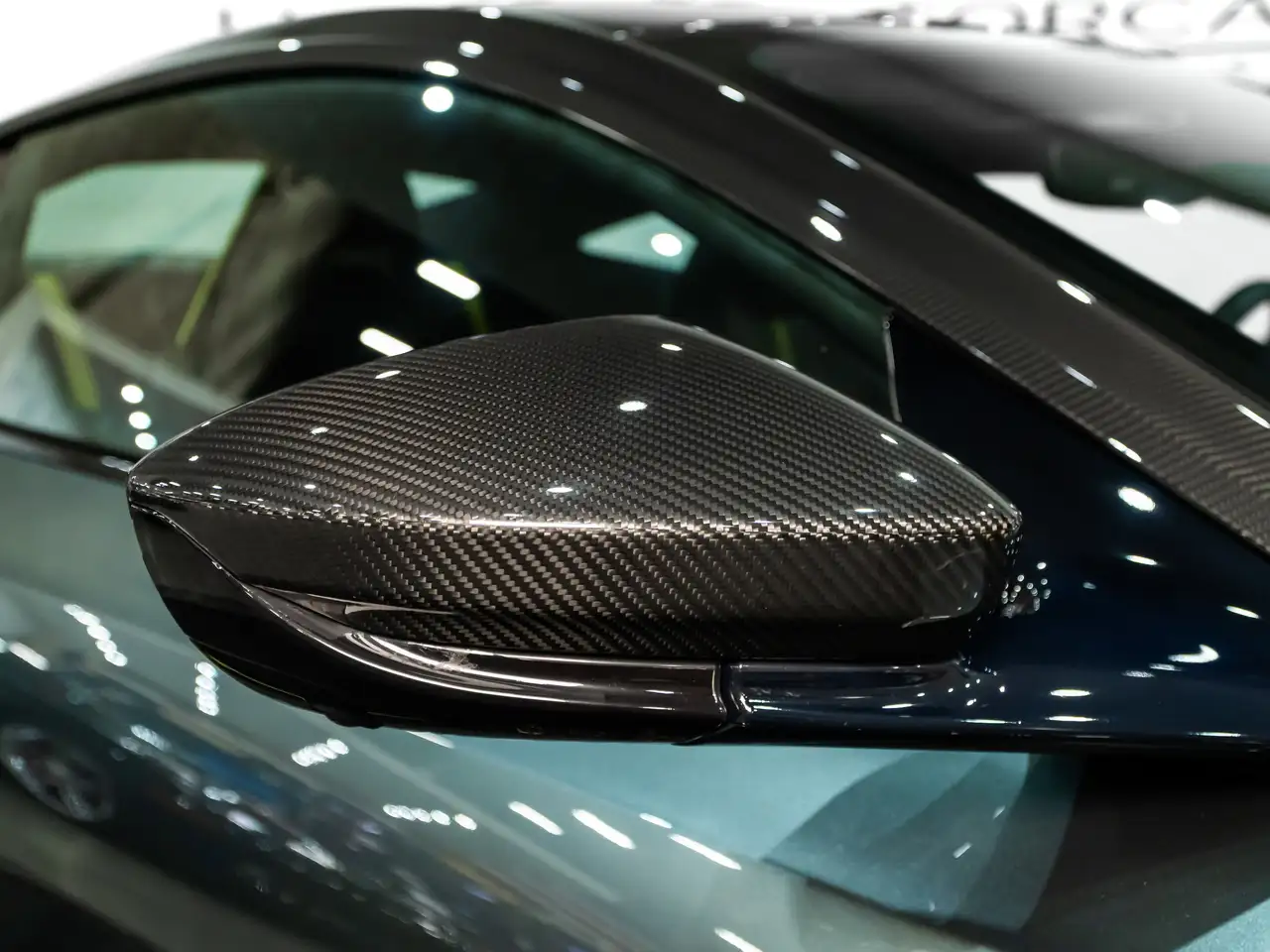 Aston Martin DB11 снимка Aston Martin DB11