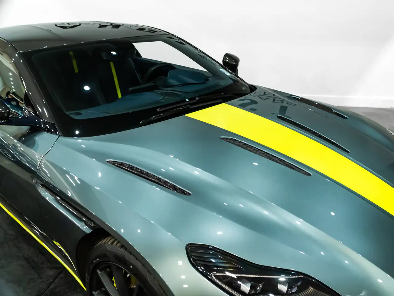 Aston Martin DB11 снимка Aston Martin DB11