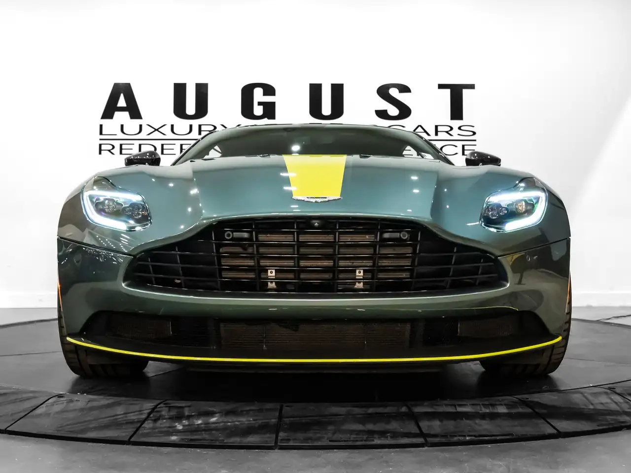 Aston Martin DB11 снимка Aston Martin DB11