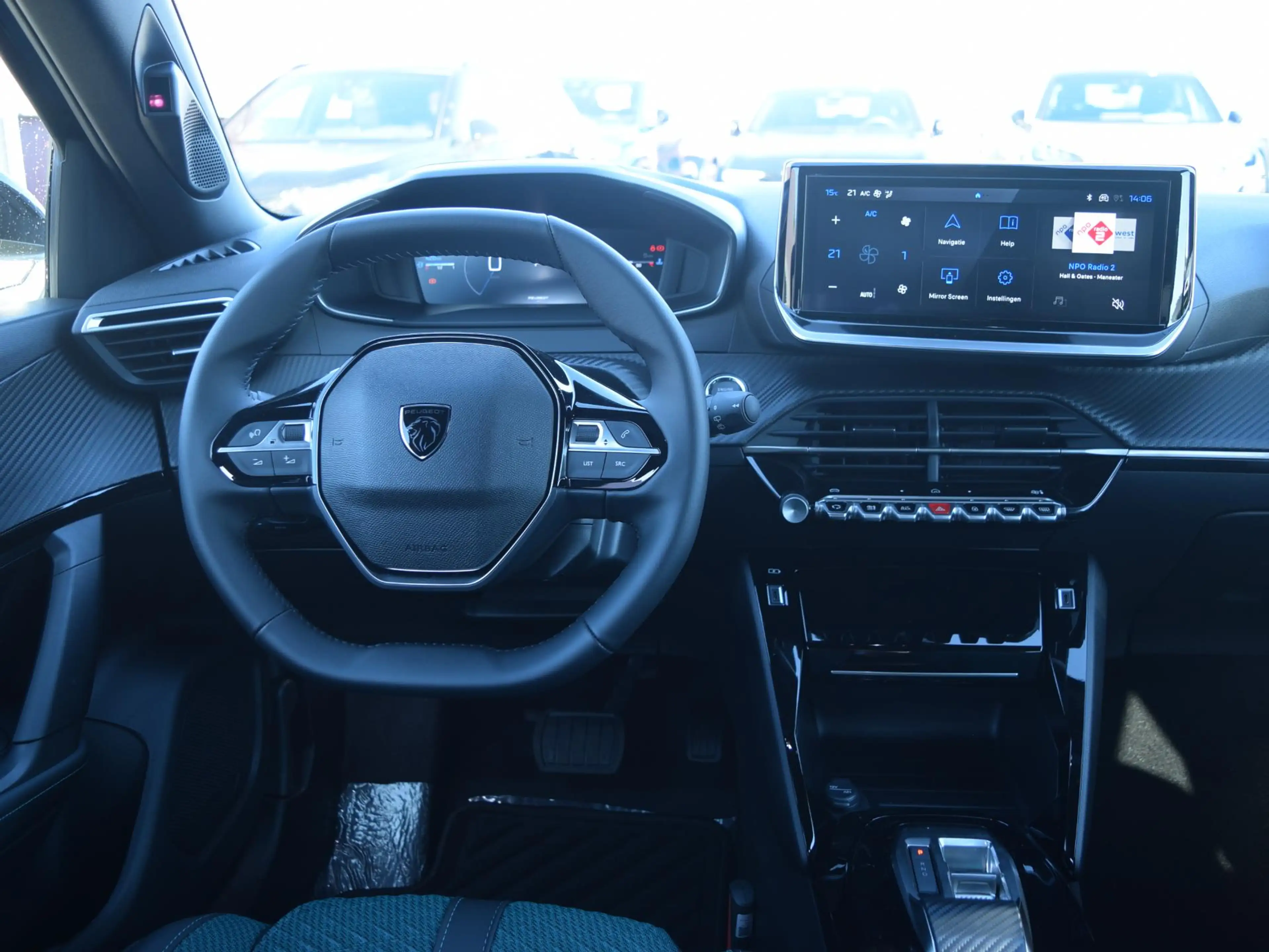 Peugeot 2008 1.2 Hybrid 145 GT — photo 9
