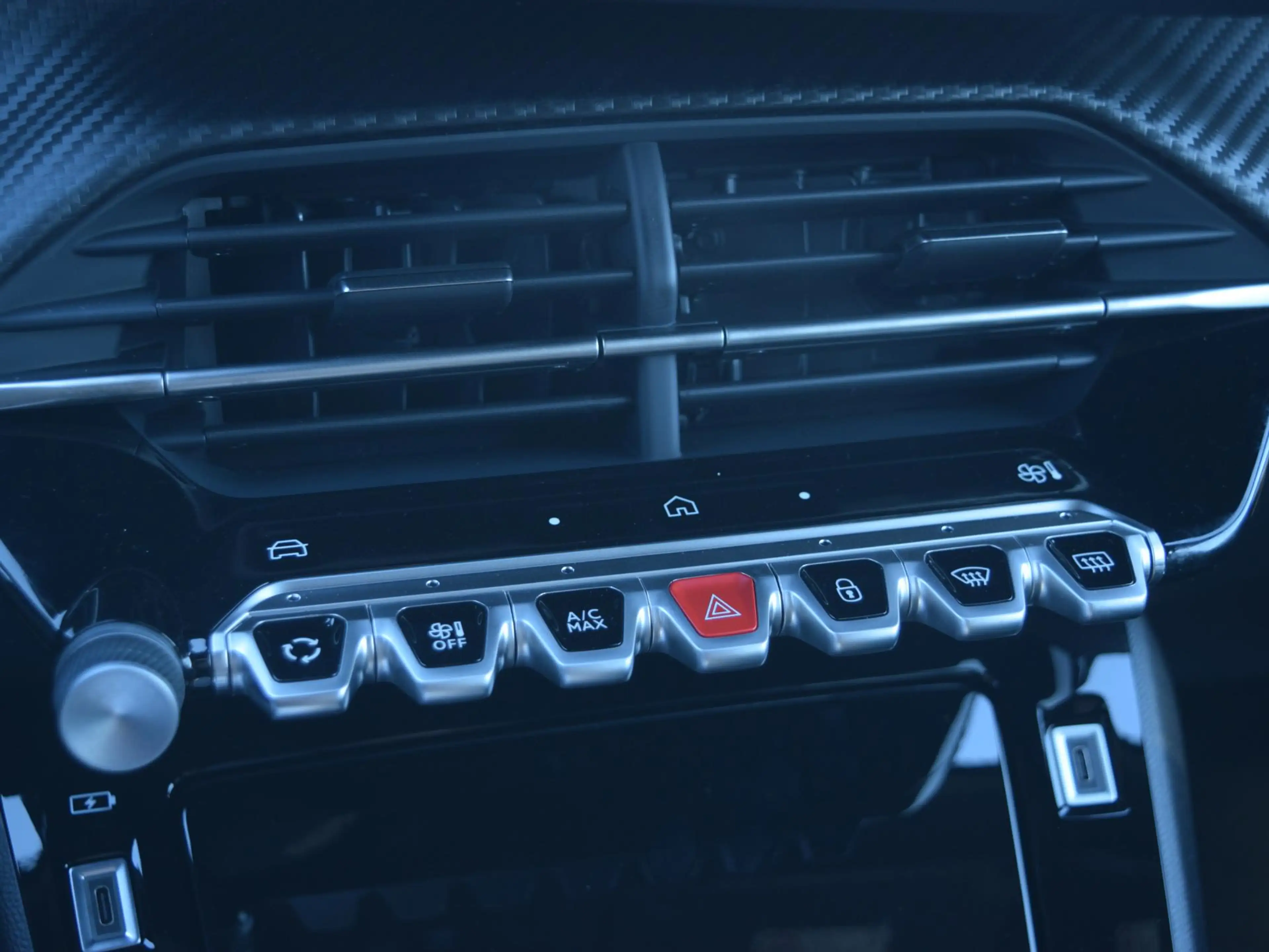 Peugeot 2008 1.2 Hybrid 145 GT — photo 15