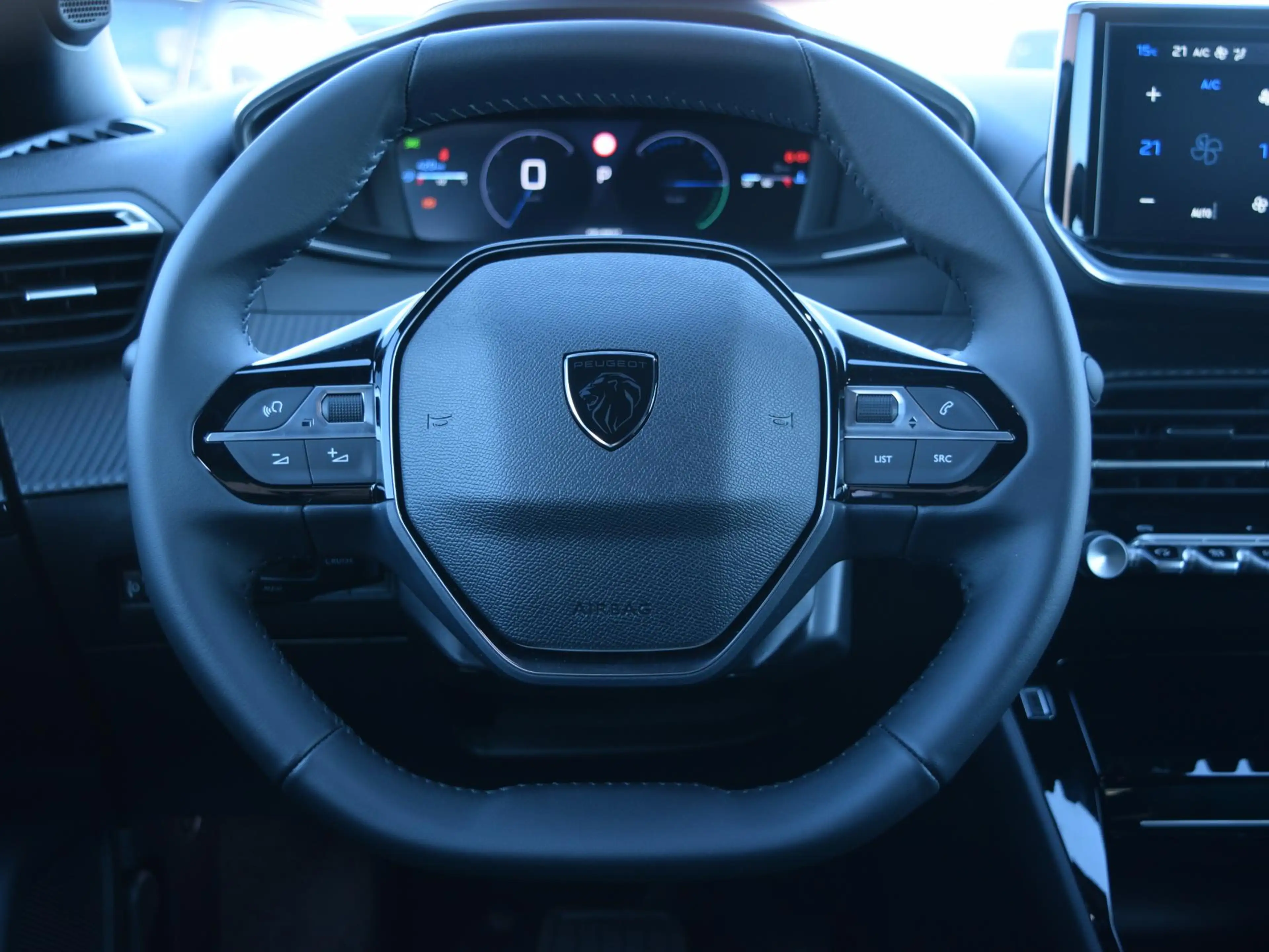 Peugeot 2008 1.2 Hybrid 145 GT — photo 7
