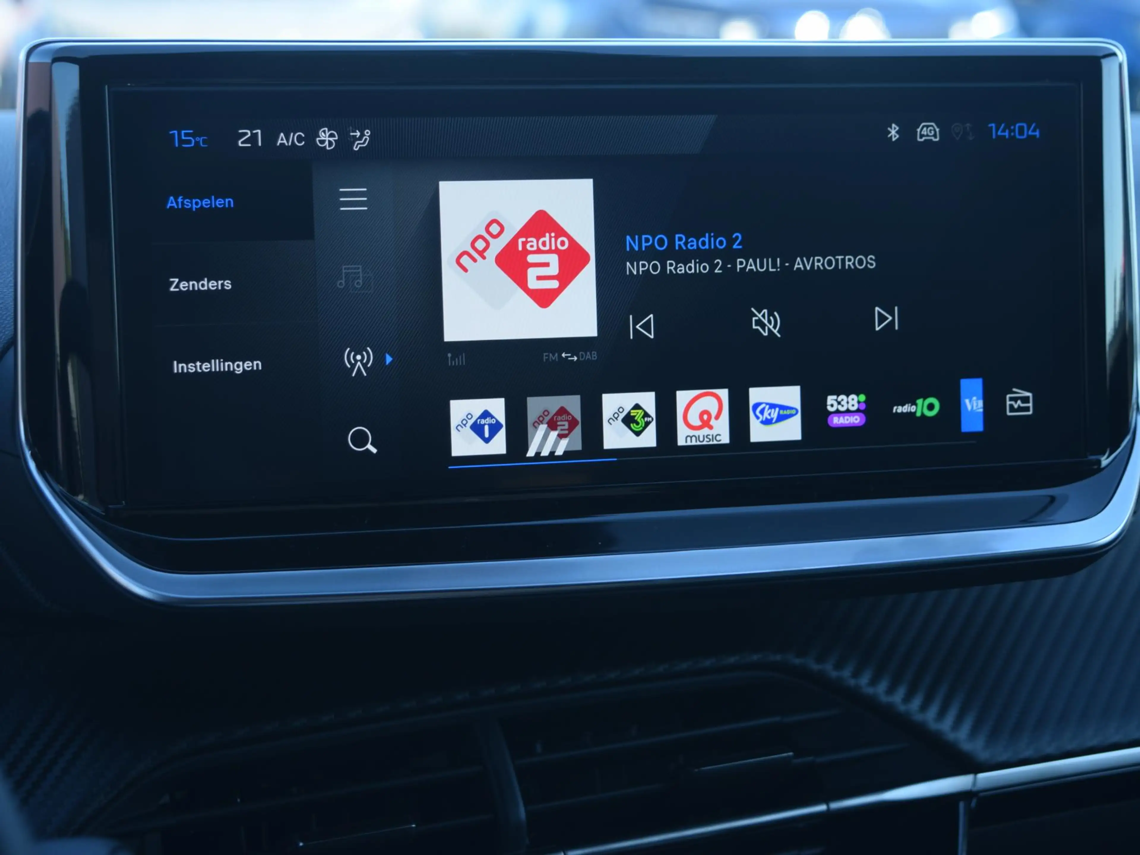 Peugeot 2008 1.2 Hybrid 145 GT — photo 12