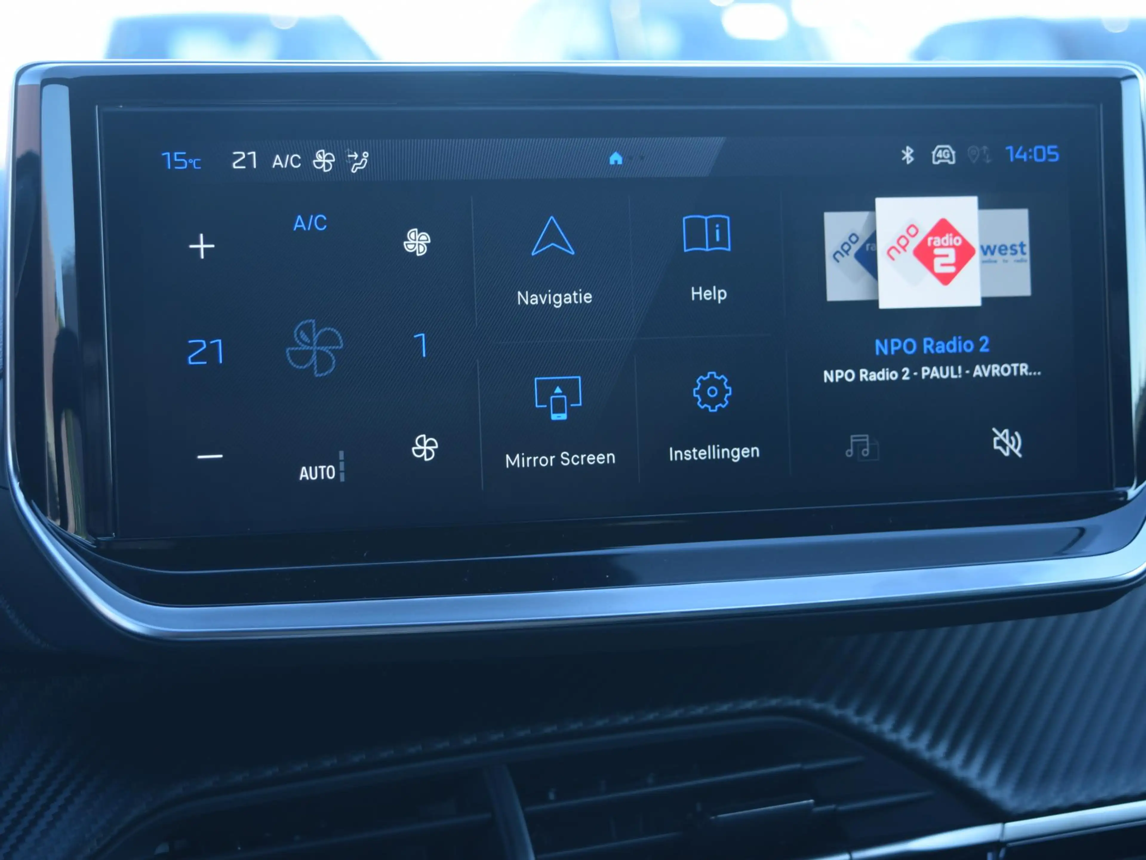 Peugeot 2008 1.2 Hybrid 145 GT — photo 10