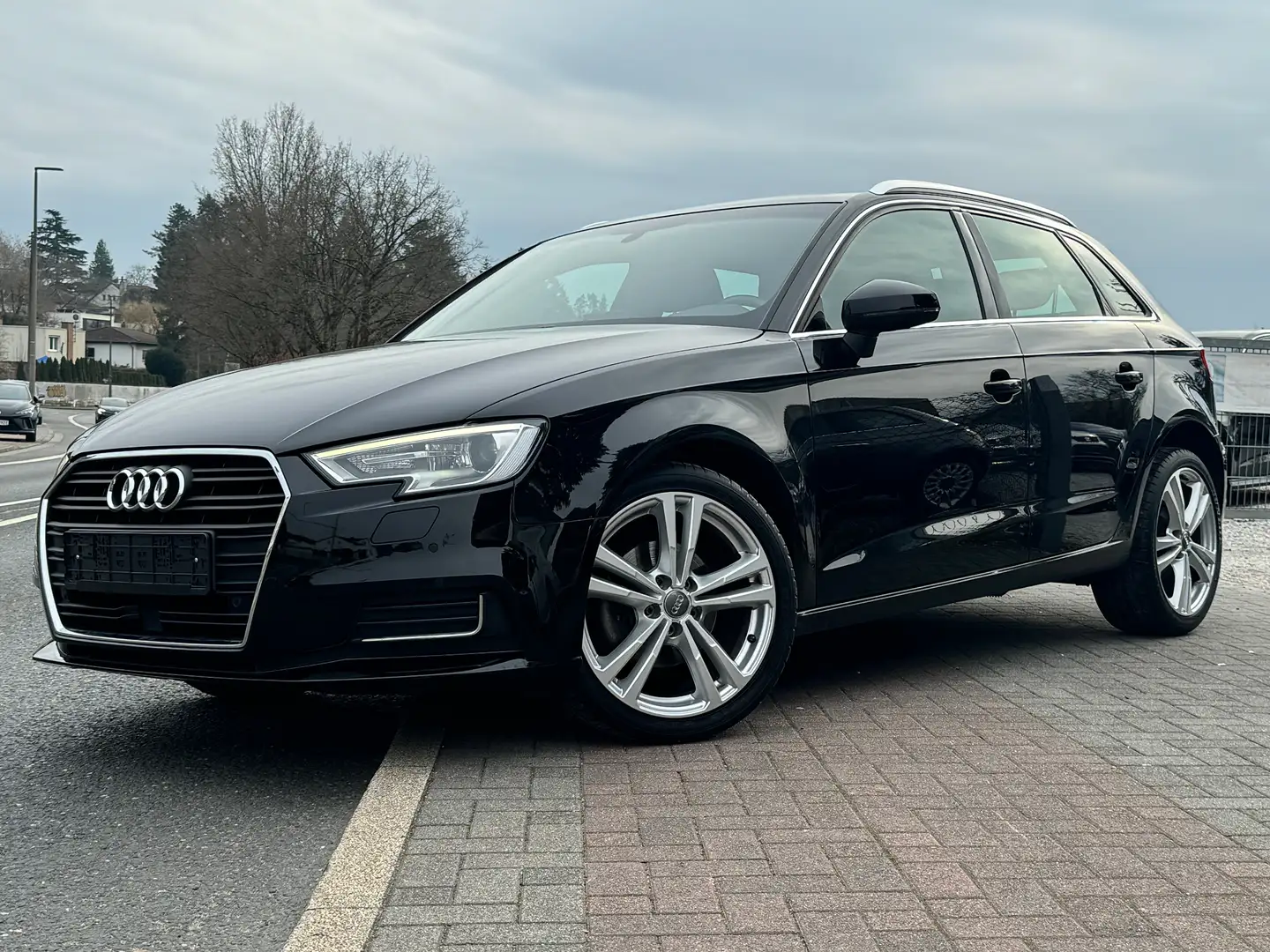 Audi A3 30 TFSI Sportback design Navi Teilleder 2.Hand TOP Noir - 1