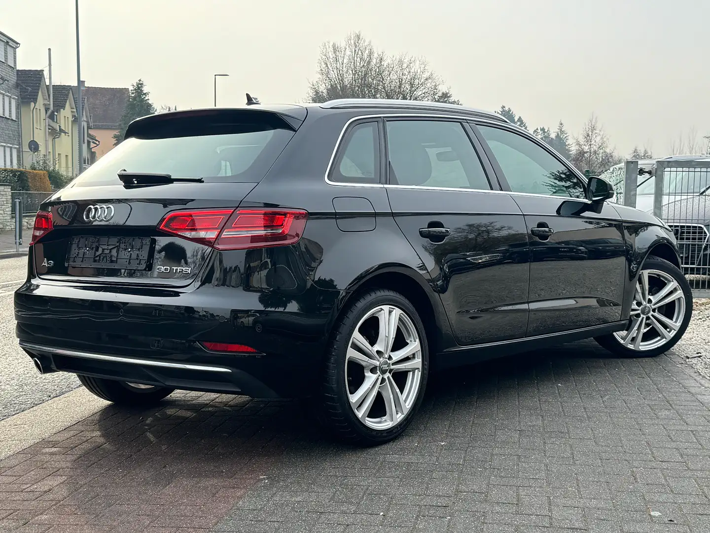 Audi A3 30 TFSI Sportback design Navi Teilleder 2.Hand TOP Noir - 2